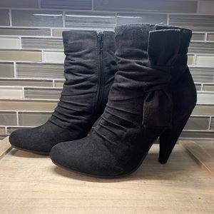 Massimo Black Bow Faux Suede Ankle Bootie Boots Woman's Shoe Size 6
